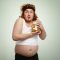 Ternyata makanan dan minuman ringan tertentu dapat menyebabkan penambahan berat badan jika dikonsumsi berlebihan. Banyak faktor yang berperan dalam penambahan berat badan