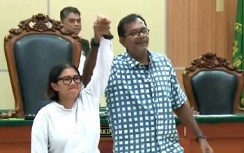 Illustrasi foto, Haris Azhar dan Fatia Maulidiyanti mendapatkan vonis bebas dalam sidang di Pengadilan Negeri Jakarta Timur. (Sumber Foto : Disway.id)