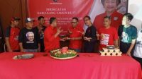 Wakil Ketua DPC PDI Perjuangan Kabupaten Sukabumi Bidang Politik Agung Munajat saat membagikan tumpeng warna merah untuk dibagikan ke warga masyarakat di Sekitar DPC PDI Perjuangan Kabupaten Sukabumi