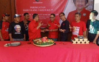Wakil Ketua DPC PDI Perjuangan Kabupaten Sukabumi Bidang Politik Agung Munajat saat membagikan tumpeng warna merah untuk dibagikan ke warga masyarakat di Sekitar DPC PDI Perjuangan Kabupaten Sukabumi