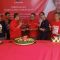 Wakil Ketua DPC PDI Perjuangan Kabupaten Sukabumi Bidang Politik Agung Munajat saat membagikan tumpeng warna merah untuk dibagikan ke warga masyarakat di Sekitar DPC PDI Perjuangan Kabupaten Sukabumi