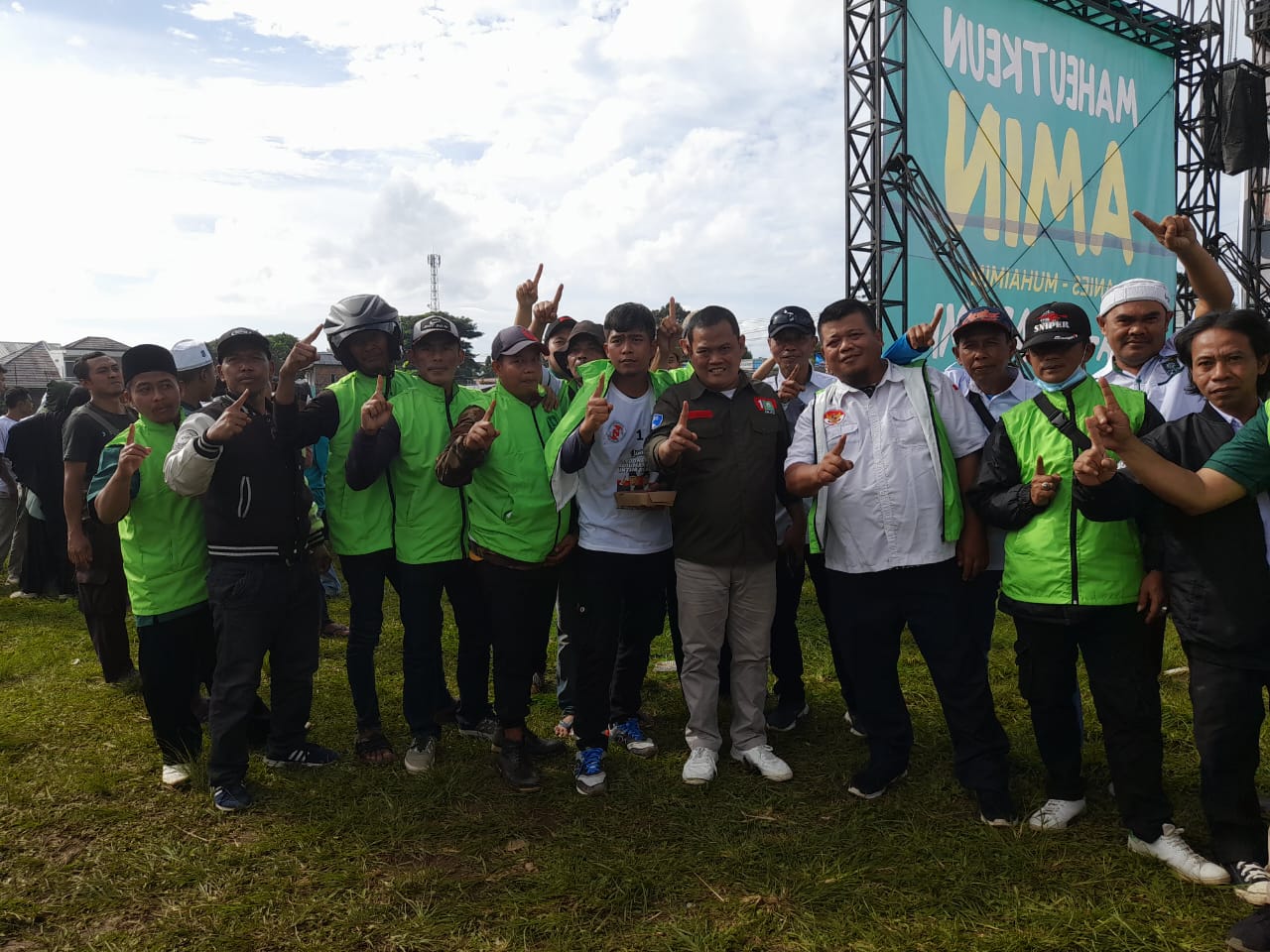 SOLID : Ketua Fraksi PKB Dewan Perwakilan Rakyat Daerah (DPRD) Kabupaten Sukabumi yang juga Bakal Calon Anggota Legislatif (Caleg) Usep bersama relawan nyatakan sial All Out