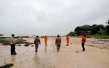 DISISIR : Tim SAR Gabungan, saat melakukan penyisiran korban laka laut di perairan Ujunggenteng, Kecamatan Ciracap, Kabupaten Sukabumi pada Jumat (19/01).