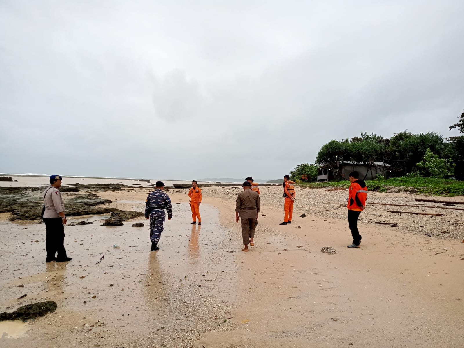 DISISIR : Tim SAR Gabungan, saat melakukan penyisiran korban laka laut di perairan Ujunggenteng, Kecamatan Ciracap, Kabupaten Sukabumi pada Jumat (19/01).