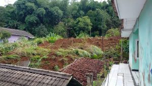 Detik-detik Sepuluh Rumah di Desa Sekarwangi Cibadak Tertimbun Longsor