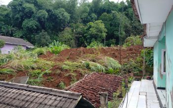 DIHANTAM LONGSOR : Kondisi rumah warga yang tertimbun tanah longsor di Kampung Cibatu Hilir, RT 01/RW 11, Desa Sekarwang, Kecamatan Cibadak, Kabupaten Sukabumi, pada Rabu (24/01) pagi.(foto : ist)
