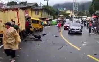 Kecelakaan lalu lintas di Jalur Wisata Puncak tepatnya di Desa Tugu Utara, Cisarua, Kabupaten Bogor, Jawa Barat, Selasa (23/1/2024). (Tangkapan Layar)