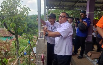 DIWAWANCARAI : Bupati Sukabumi, Marwan Hamami saat diwawancarai media saat meninjau lokasi longsor Kampung Cibatu Hilir, RT (01/11), Desa Sekarwangi, Kecamatan Cibadak, Kabupaten Sukabumi.