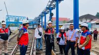 Wakil Wali Kota Bogor Dedie A Rachim dan Balai Teknik Perkeretaapian Bandung meninjau proyek Skybridge penghubung stasiun Bogor dan Paledang, Jumat (16/6). (Radar Bogor/Dede Supriadi)