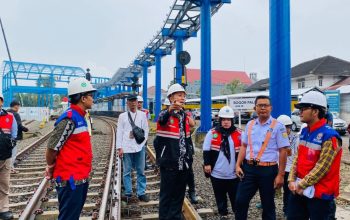 Wakil Wali Kota Bogor Dedie A Rachim dan Balai Teknik Perkeretaapian Bandung meninjau proyek Skybridge penghubung stasiun Bogor dan Paledang, Jumat (16/6). (Radar Bogor/Dede Supriadi)