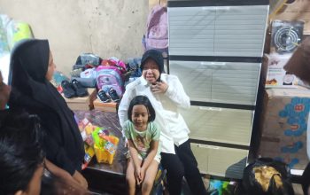 KUNJUNGAN: Menteri Sosial Republik Indonesia, Tri Rismaharini saat mengunjungi kediaman Nurin Elvani (7) siswi kelas satu sekolah dasar warga Jalan Gotongroyong Gang Kecana RT4/RW3, Kelurahan/Kecamatan Gunungpuyuh, Senin (19/2).(Foto : BAMBANG/RADARSUKABUMI)
