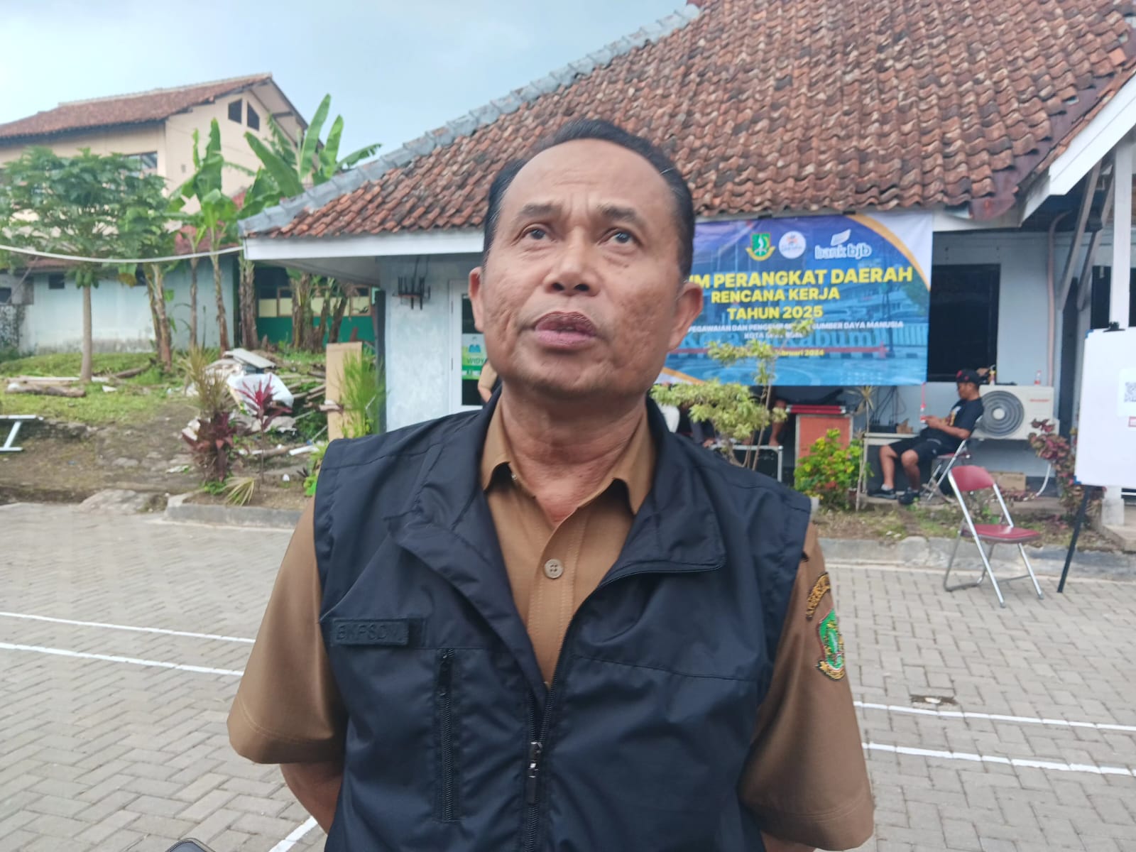 DIWAWANCARA: Kepala Badan Kepegawaian dan Pengembangan Sumber Daya Manusia (BKPSDM) Kota Sukabumi, Didin Syarifudin saat diwawancara sejumlah media, Senin (26/2).(Foto : BAMBANG/RADARSUKABUMI)