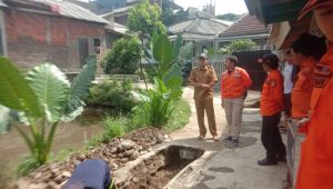 MONITORING: Sejumlah petugas BPBD Kota Sukabumi saat melakukan monitoring wilayah pasca gemba bumi, Senin (26/2).(FT: IST)