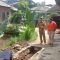 MONITORING: Sejumlah petugas BPBD Kota Sukabumi saat melakukan monitoring wilayah pasca gemba bumi, Senin (26/2).(FT: IST)