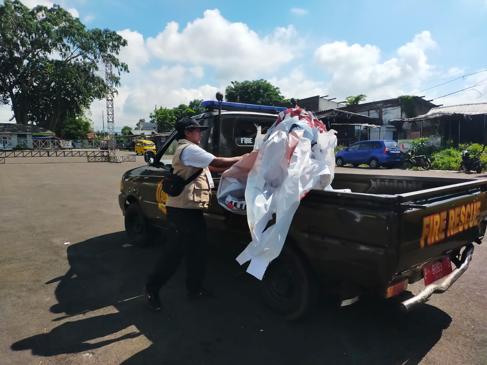 DITERTIBKAN : Petugas gabungan menertibkan APK di wilayah Kota Sukabumi.(Foto : ist)