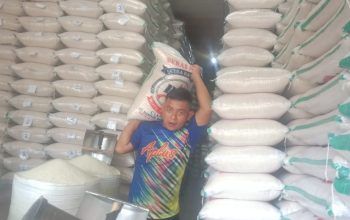 MAHAL: Pedagang menyiapkan beras untuk pembeli di Pasar Gudang, Kecamatan Citamiang Kota Sukabumi. (Foto : widi/radarsukabumi)