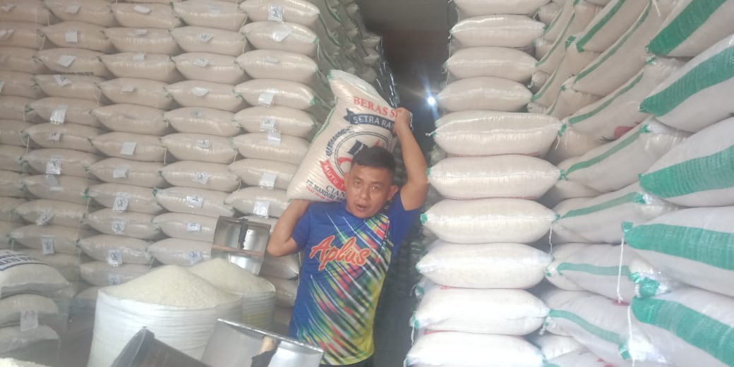 MAHAL: Pedagang menyiapkan beras untuk pembeli di Pasar Gudang, Kecamatan Citamiang Kota Sukabumi. (Foto : widi/radarsukabumi)
