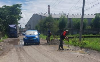 DIURUG : Kondisi jalan Cipatuguran, Kampung Benteng, Desa Jayanti, Kecamatan Palabuhanratu pada saat Pengurugan