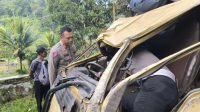 Kasatlantas Polres Cimahi AKP Sudirianto saat melaksanakan olah tempat kejadian perkara (TKP) kecelakaan sebuah truk yang mengakibatkan lima orang meninggal di Jalan Kampung Leuwibudah, Kecamatan Saguling, Kabupaten Bandung Barat, Jumat (26/1/2024). (Rubby Jovan)