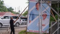 Dedi Mulyadi menertibkan sendiri APK Partai Gerindra dan pasangan Prabowo-Gibran di masa tenang pemilu. (Dok Dedi Mulyadi)