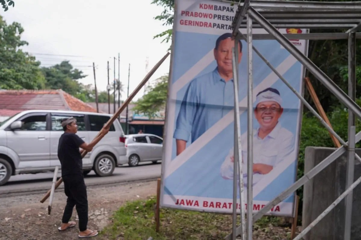 Dedi Mulyadi menertibkan sendiri APK Partai Gerindra dan pasangan Prabowo-Gibran di masa tenang pemilu. (Dok Dedi Mulyadi)