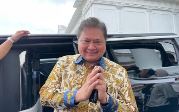 Ketua Umum Partai Golkar Airlangga Hartarto saat ditemui di Istana Kepresidenan Jakarta, Senin (12/2/2024). (Yashinta Difa)