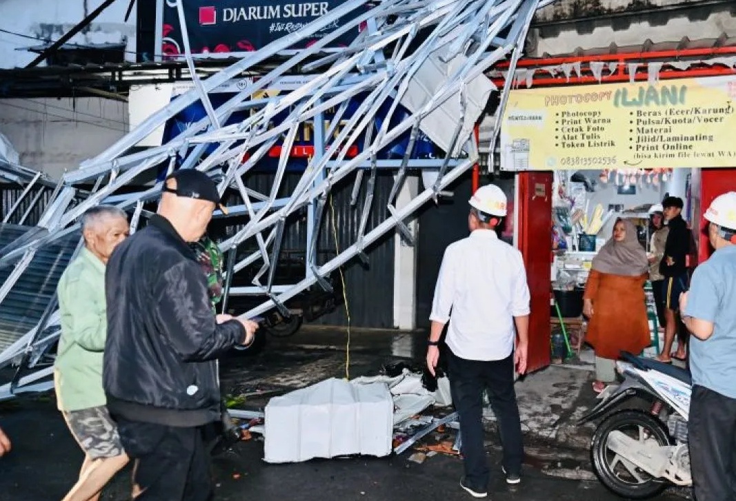 Penjabat Gubernur Jawa Barat Bey Triadi Machmudin meninjau lokasi bencana angin puting beliung disertai hujan deras di Rancaekek, Kabupaten Bandung serta Jatinangor, Kabupaten Sumedang, Rabu (21/2/2024). (Pemprov Jabar)