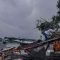 Warga memeriksa atap rumanya yang rusak pascaputing beliung yang terjadi di Rancaekek, Kabupaten Bandung, Jawa Barat, Rabu (21/2/2024). (Raisan Al Farisi)