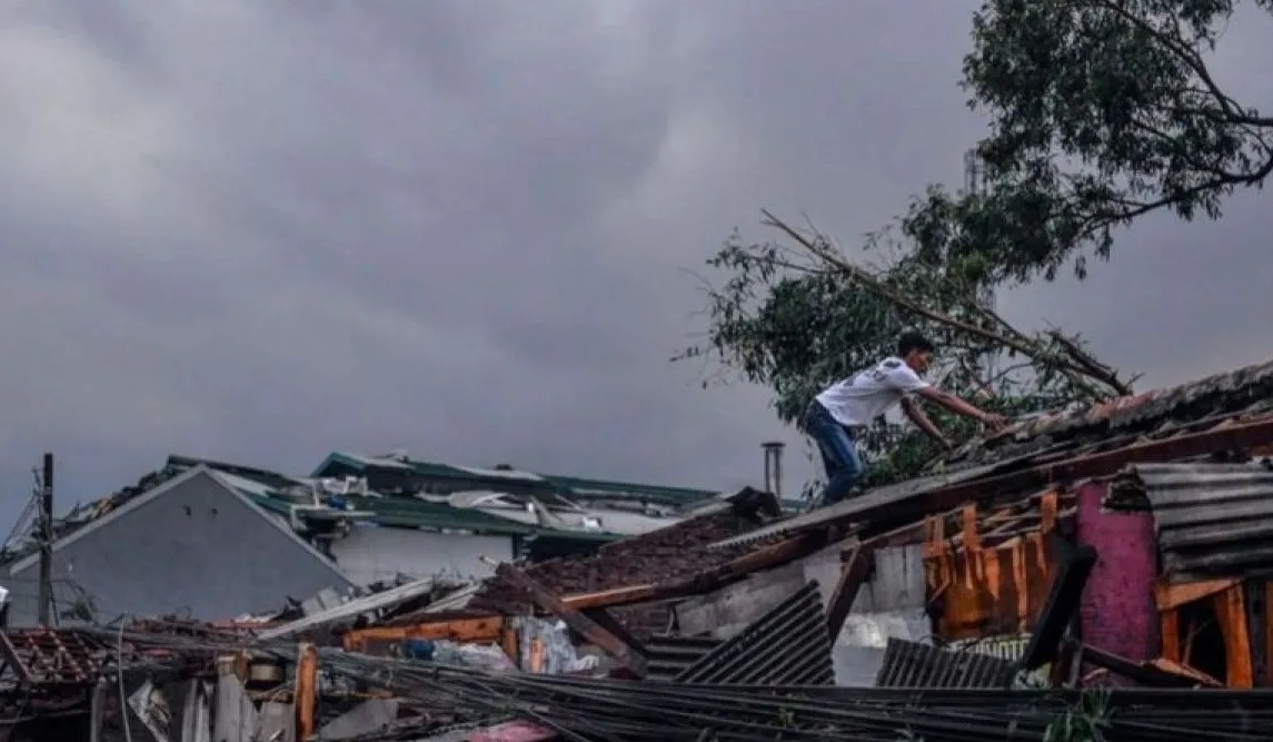 Warga memeriksa atap rumanya yang rusak pascaputing beliung yang terjadi di Rancaekek, Kabupaten Bandung, Jawa Barat, Rabu (21/2/2024). (Raisan Al Farisi)