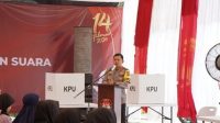 Kapolres Sukabumi Kota AKBP Ari Setyawan Wibowo saat menghadiri simulasi pemungutan dan penghitungan suara di TPS 017 di Kelurahan Situmekar, Kecamatan Lembursitu, Kota Sukabumi, Jabar Rabu (31/1/2024). 