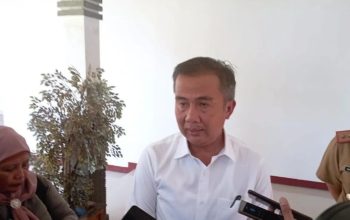 Penjabat Gubernur Jawa Barat Bey Triadi Machmudin memberikan keterangan di Dinas Pendidikan Jabar, Bandung, Senin (5/2/2024). (Ricky Prayoga)