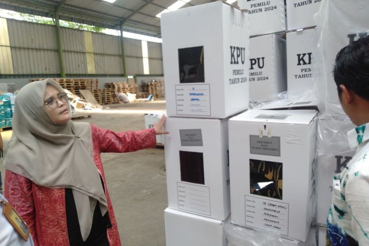 Anggota Bawaslu Lolly Suhenty, saat meninjau gudang logistik pemilu di Kabupaten Karawang, Jawa Barat. (Ali Khumaini)