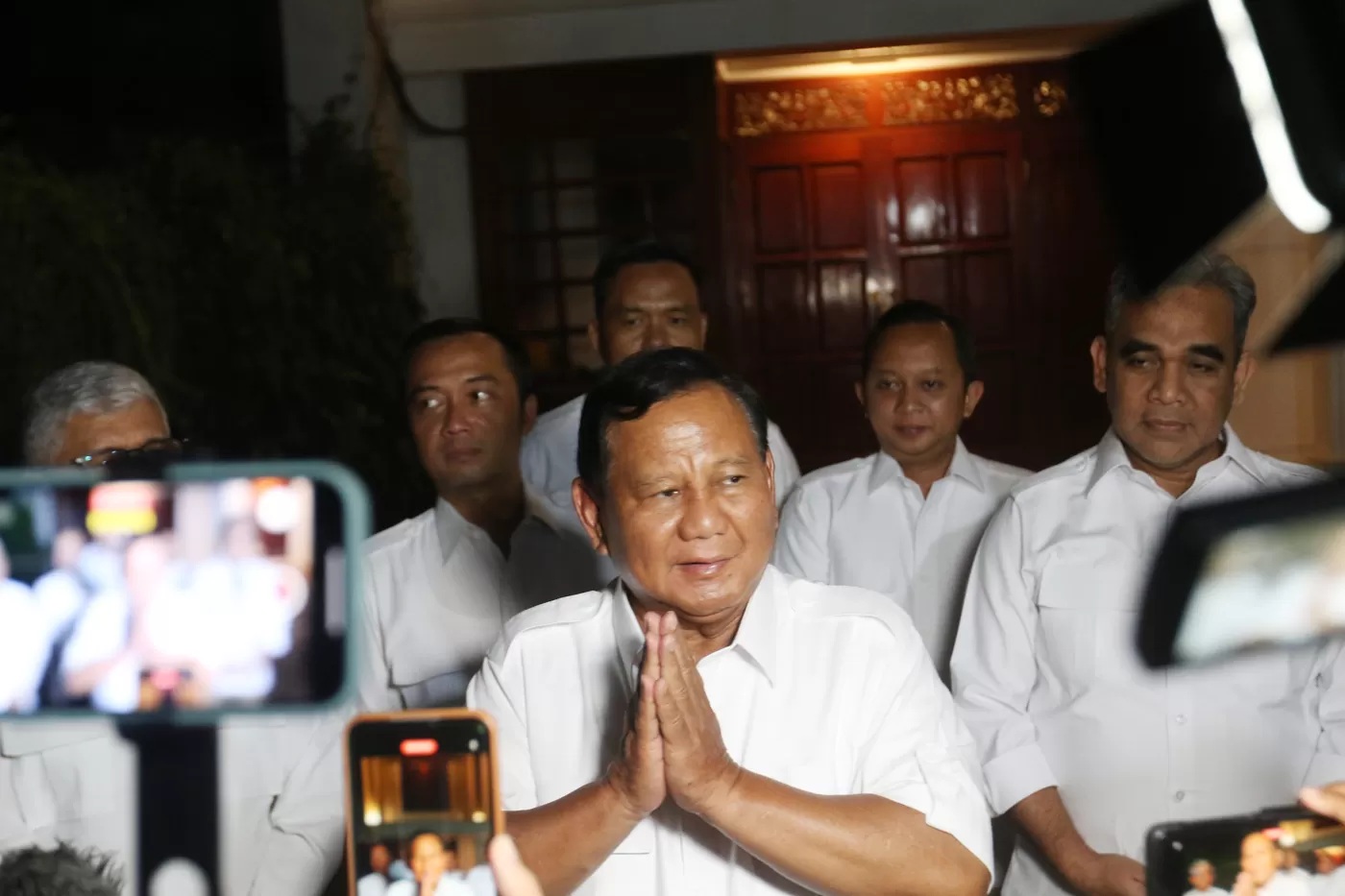Ketua Umum Parta Gerindra Prabowo Subianto didampingi Sekjen Gerindra Ahmad Muzani dan jajaran petinggi Gerindra lainnya menyampaikan keterangan kepada wartawan usai perayaan HUT ke-16 partai mereka di Jalan Kertanegara, Jakarta, Selasa (6/2/2024). (DERY RIDWANSAH)