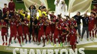 Pemain Qatar Hassan Al-Haydos mengangkat trofi juara Piala Asia 2023 bersama rekan-rekannya yang merayakan keberhasilan Qatar mempertahankan gelar juara Piala Asia setelah menaklukkan Yordania dalam final di Stadion Lusail di Lusail, sebelah utara Doha, Qatar, pada 10 Februari 2024. (AFP/KARIM JAAFAR)
