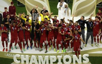 Pemain Qatar Hassan Al-Haydos mengangkat trofi juara Piala Asia 2023 bersama rekan-rekannya yang merayakan keberhasilan Qatar mempertahankan gelar juara Piala Asia setelah menaklukkan Yordania dalam final di Stadion Lusail di Lusail, sebelah utara Doha, Qatar, pada 10 Februari 2024. (AFP/KARIM JAAFAR)