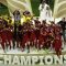Pemain Qatar Hassan Al-Haydos mengangkat trofi juara Piala Asia 2023 bersama rekan-rekannya yang merayakan keberhasilan Qatar mempertahankan gelar juara Piala Asia setelah menaklukkan Yordania dalam final di Stadion Lusail di Lusail, sebelah utara Doha, Qatar, pada 10 Februari 2024. (AFP/KARIM JAAFAR)