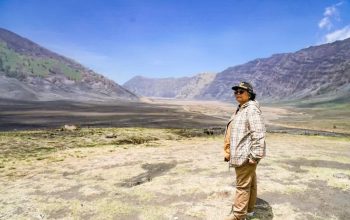 Menteri Lingkungan Hidup dan Kehutanan Siti Nurbaya Bakar memeriksa dampak kebakaran hutan dan lahan yang terjadi di kawasan Gunung Bromo.