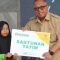 Bupati Sukabumi Marwan Hamami saat menyerahkan santunan untuk anak yatim melalui Program Bebeza Baznas Kabupaten Sukabumi pada Senin, (7/8).