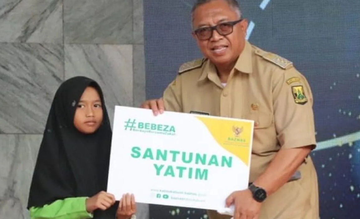 Bupati Sukabumi Marwan Hamami saat menyerahkan santunan untuk anak yatim melalui Program Bebeza Baznas Kabupaten Sukabumi pada Senin, (7/8).