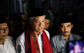 Calon presiden (capres) nomor urut 3 Ganjar Pranowo berkunjung ke Pondok Pesantren (Ponpes) Babussalam di Desa Banjarejo, Kecamatan Pagelaran, Kabupaten Malang, Jawa Timur pada Selasa (30/1) malam. (TPN Ganjar-Mahfud)