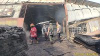 DIPADAMKAN : Petugas gabungan saat memadamkan api yang membakar pabrik PT UGT di Kampung Tanjakanlengka, RT 03/RW 04, Desa Parakanlima, Kecamatan Cikembar, terbakar pada Senin (05/02) pagi.
