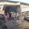 DIPADAMKAN : Petugas gabungan saat memadamkan api yang membakar pabrik PT UGT di Kampung Tanjakanlengka, RT 03/RW 04, Desa Parakanlima, Kecamatan Cikembar, terbakar pada Senin (05/02) pagi.