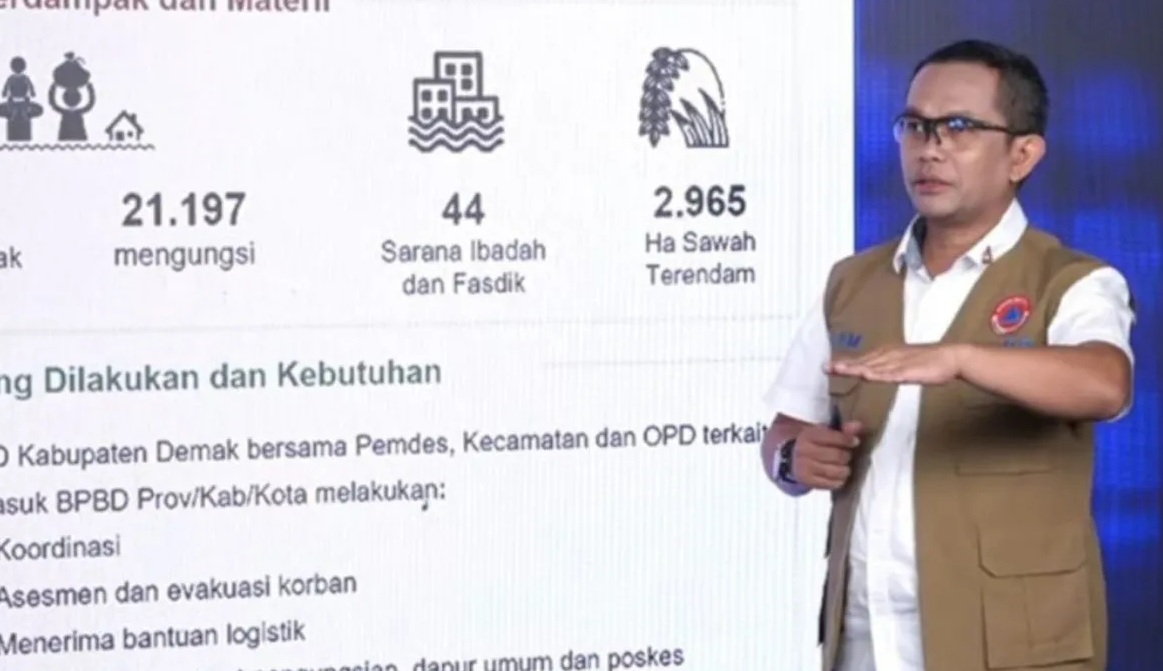 Kepala Pusat Data, Informasi dan Komunikasi Kebencanaan BNPB Abdul Muhari saat memaparkan kondisi kedaruratan bencana selama masa Pemilu 2024 dalam siaran bertajuk disaster briefing di Jakarta, Selasa (13/2/2024). (Youtube-BNPB)