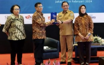 Menteri Dalam Negeri Tito Karnavian (kedua kanan) menerima cendera mata dari Ketua Persatuan Wartawan Indonesia (PWI) Hendri Ch. Bangun (kedua kiri) didampingi Ketua Dewan Pers Ninik Rahayu (kanan) dan tokoh pewarta Ninuk Mardiana (kiri) dalam acara Konvensi Nasional Media Massa dalam rangka Hari Pers Nasional di Jakarta, Senin (19/2/2024). (Bagus Ahmad Rizaldi)