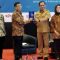 Menteri Dalam Negeri Tito Karnavian (kedua kanan) menerima cendera mata dari Ketua Persatuan Wartawan Indonesia (PWI) Hendri Ch. Bangun (kedua kiri) didampingi Ketua Dewan Pers Ninik Rahayu (kanan) dan tokoh pewarta Ninuk Mardiana (kiri) dalam acara Konvensi Nasional Media Massa dalam rangka Hari Pers Nasional di Jakarta, Senin (19/2/2024). (Bagus Ahmad Rizaldi)
