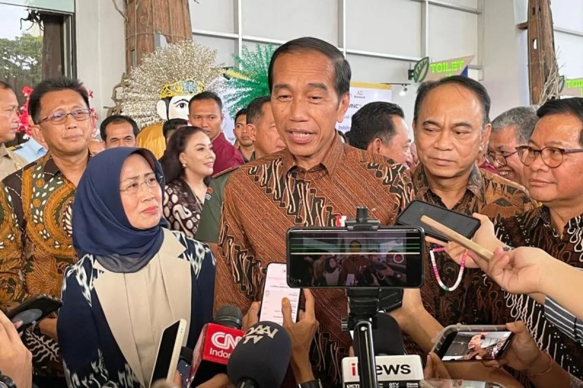 Presiden Joko Widodo memberikan keterangan kepada wartawan usai menghadiri acara Puncak Peringatan Hari Pers Nasional 2024, di kawasan Ancol, Jakarta, Selasa (20/2/2024). (Yashinta Difa)