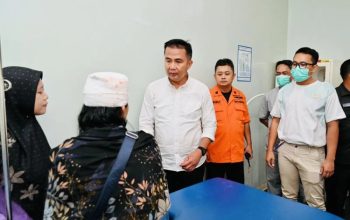Penjabat (Pj) Gubernur Jawa Barat Bey Triadi Machmudin mengecek korban angin puting beliung yang menerjang Rancaekek dan Jatinangor (Kabupaten Bandung dan Sumedang), Rabu (21/2/2024). (Pemprov Jabar)