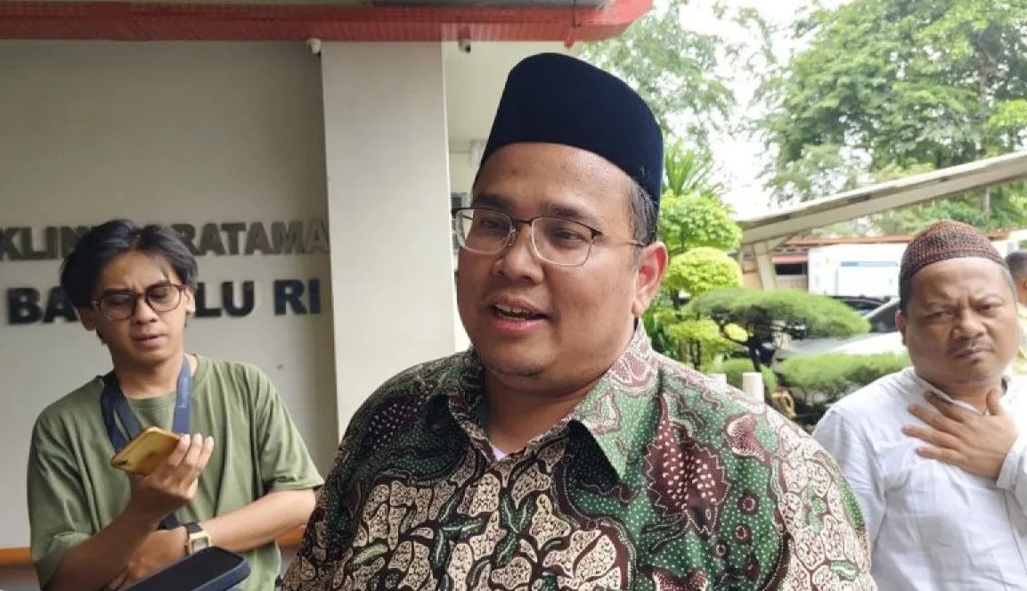 Ketua Bawaslu RI Rahmat Bagja menjawab pertanyaan awak media di Kantor Bawaslu RI, Jakarta, Jumat (16/2/2024). (Nadia Putri Rahmani)