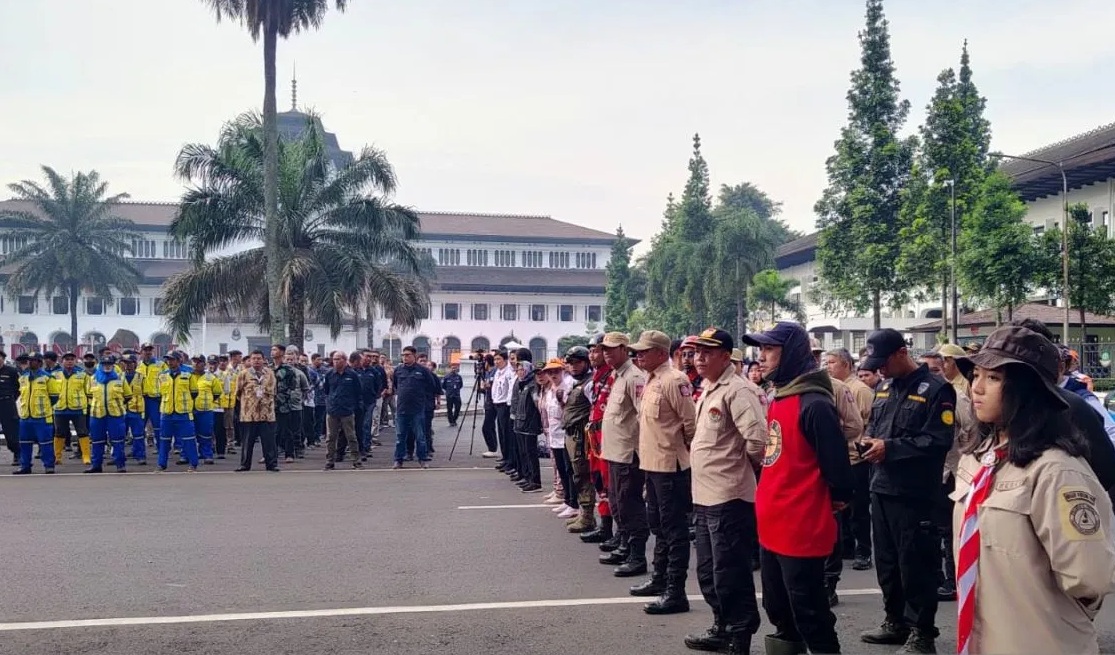 Personel gabungan apel kesiapsiagaan bencana dan kesehatan untuk Pemilu 2024 di Gedung Sate Bandung, Jumat (2/2/2024). (Ricky Prayoga)