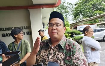 Ketua Badan Pengawas Pemilu (Bawaslu) RI Rahmat Bagja menjawab pertanyaan awak media di Kantor Bawaslu RI, Jakarta, Jumat (16/2/2024).